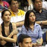 3 Ang singer na si Kyla, kayang buhayin ni Rich Alvarez kahit ‘di magbasketball. Kasama ni Kyla sa picture ang wife ni Billy Mamaril.