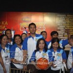 5. Si James Yap, kasama ang mga empleyado ng B-Meg Derby Aces Llamados.