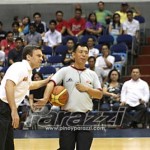 1 “Ref… ano’ng tinitingnan mo riyan?” Tanong ni Asst. Coach Alex Compton ng Coca-Cola Tigers. Mahusay mag-Tagalog si Compton sa totoo lang, ha?