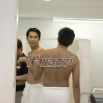 3 Gusto namang magsolo ni Francis Allera. Hindi nasiyahan, humarap pa siya sa salamin. Buti’t hindi nalalaglag ‘yung towel niya… marami pa namang nag-aabang.