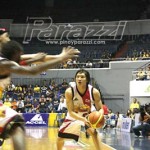 5 “Hey, baby! Give it to me…!” Nag-aagawan ang dalawang import kay kay Alex Cabagnot na hindi alam kung kanino ipapasa ang bola.