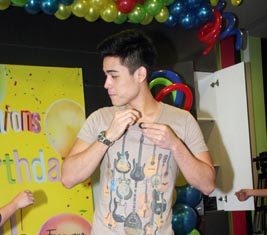 Xian Lim does the ‘Nag-testing’