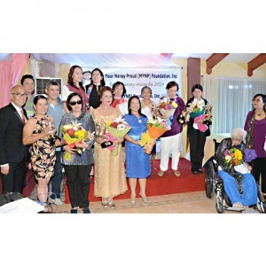 Boy Abunda and The Mynp Staff With The Winners Of The 2014 Best Nanay Awards