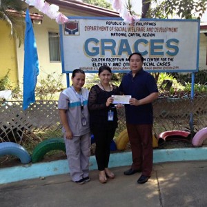 Si Paul David Santos nang magtungo sa GRACES (Home for the Aged) sa Quezon City habang iniaabot ang kanyang donasyon sa pakikipag-ugnayan nina Ms. Daisy Caber ng DSWD at ni Ms. Rowena T. Hizon.