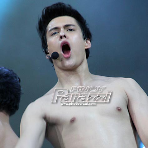 Nagwala umano si Enrique Gil sa loob ng eroplano noong patungo ang mga artista ng ABS CBN sa London kaugnay ng pagtatanghal na ASAP doon. May mga report na si Jay Cuenca at Paulo Avelino ang nagpainom kay Enrique hanggang sa malasing ito at nang bumibiyahe ang eroplano ay kinulit kulit umano nito si Jessy Mendiola. Napahiya umano si Enrique nang pagsabihan ni Jessy at namag-itan sa kanila si Luis Manzano. Pati umano si Liza Soberano na pinakakalma ang ka love team ay namura ng partner kaya sinampal nito ang binata. Wala namang grabeng sakitan na nangyari pero matapos ang insidente nagbanta ang ina ni Jessy na magdedemanda laban kay Enrique. Hindi natuloy ang demanda.
