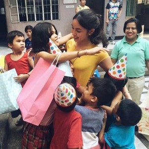 Julia Barretto, binanatan sa pagtulong sa mga batang kapus-palad