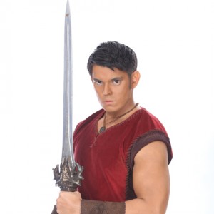 Richard Gutierrez, nagpatikim ng kanyang espada sa SM Aura