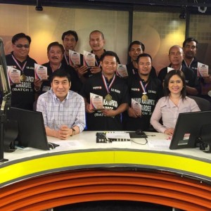 Sina Raffy Tulfo at Niña Taduran kasama ang mga awardees ng Batch 38 ng Gawad Katapatan na sina Rodrigo Alcaraz, Odilon Buendicho, Chito Pagador, Glenn Canchela, Armando Labrador Jr., Rosel Valentin, Virgilio De Jesus, Noel Quiachon at Marciano Ocampo. 