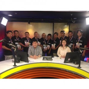 Sina Raffy Tulfo at Niña Taduran kasama ang mga awardees ng Gawad Katapatan Batch 40. Ang mga nakatayo mula kaliwa pakanan ay sina: Benny Gabo, Jobert Dioce, Ruel Palgan, Isidoro Yayon Jr., Reynante Bolisig, Danny Tubongbanua, Rogelio Arboleda, Federico Andolana, Eliasar Anque, at Jonald Gundran.