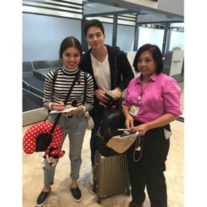 Maine Mendoza and Alden Richards with an airport personnel