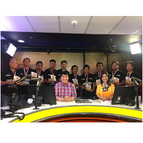 Sina Raffy Tulfo at Niña Taduran kasama ang Batch 43 awardees ng Gawad Katapatan. Ang mga nakatayo mula kanan pakaliwa ay sina: Benjamin Escorpizo, Abraham Luzano, Angel Dela Soledad, Raymundo Reyes, Moses Maalihan, Francis Salao, Bryan Tumaob, Ernesto Frutas, Roland Cortes at Norman Remojo.