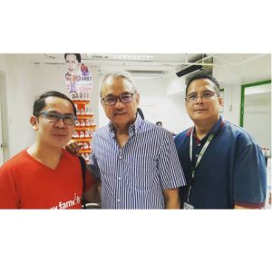Ahwel Paz With Delos Santos Hospital President & Ceo Raul Pagdanganan & VP For Marketing Marc Funelas