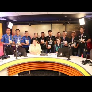 Sina Raffy Tulfo at Niña Taduran kasama ang mga awardees ng Gawad Katapatan Batch 44. Ang mga nakatayo mula kanan pakaliwa ay sina Arvin Camarines, Jonathan Tungol, Juan Nolasco, Freddie Nonles, Daniel Bobis, Orlando Barazon, Ruen Tarantan, Romeo Domingo, Joel Bantilan at Jose Paulo Oda.