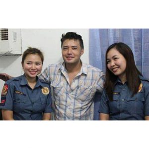 Mark Anthony Fernandez with Angeles City policewomen (photo courtesy of Facebook: Nathan Hachero Azarcon)